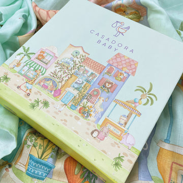 Casadora Baby Logo Dolce Villa gemusterte Geschenkbox – 21 x 21 x 7,5 cm